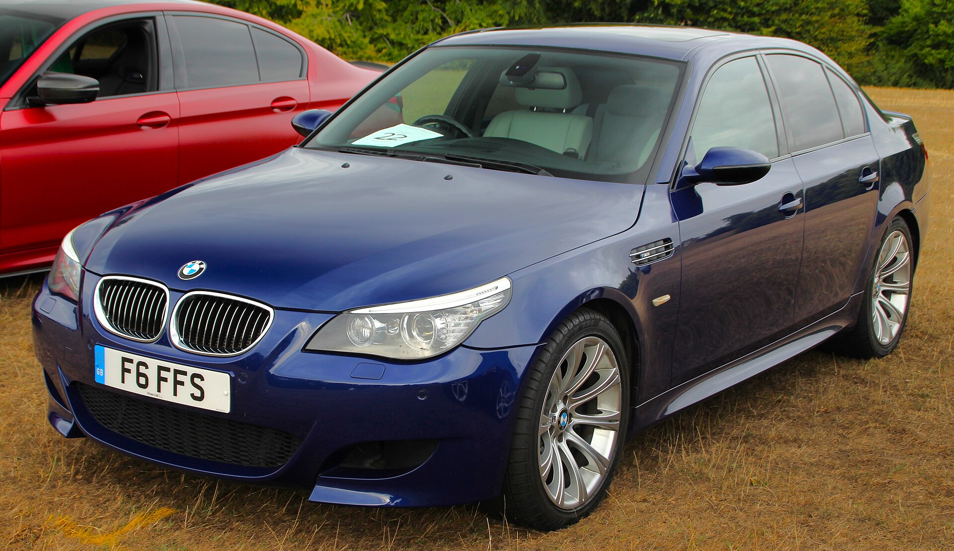 BMW M5 E60 bleue vue de trois quarts avant