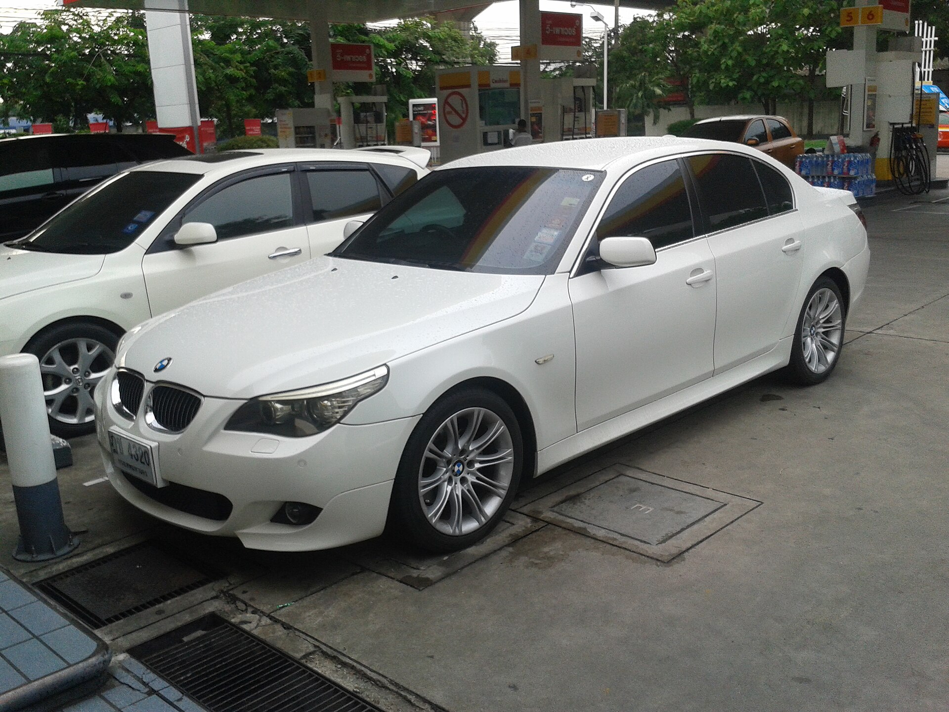 BMW Série 5 E60 blanche vue de face