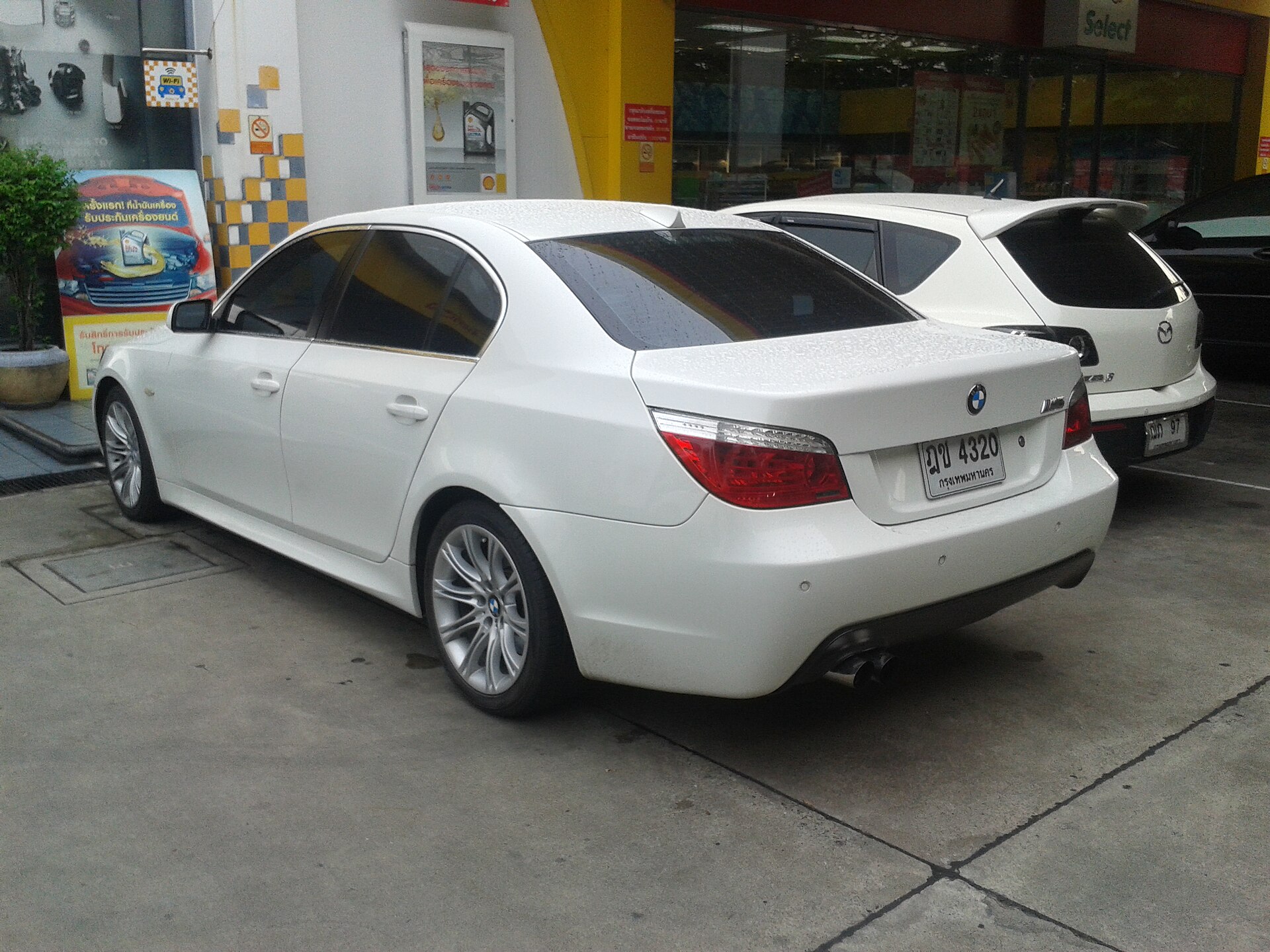 BMW Série 5 E60 blanche vue de trois quarts arrière