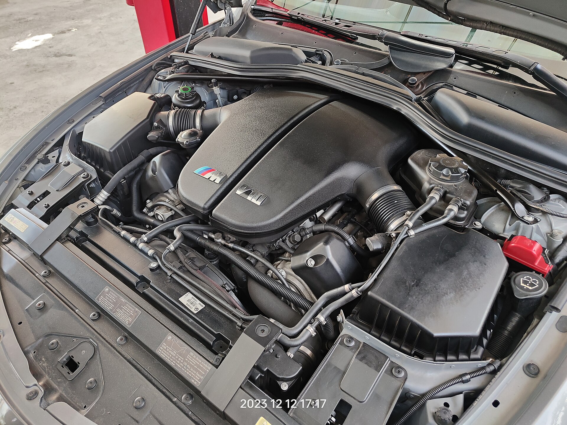 Le moteur V10 S85 dans le compartiment moteur