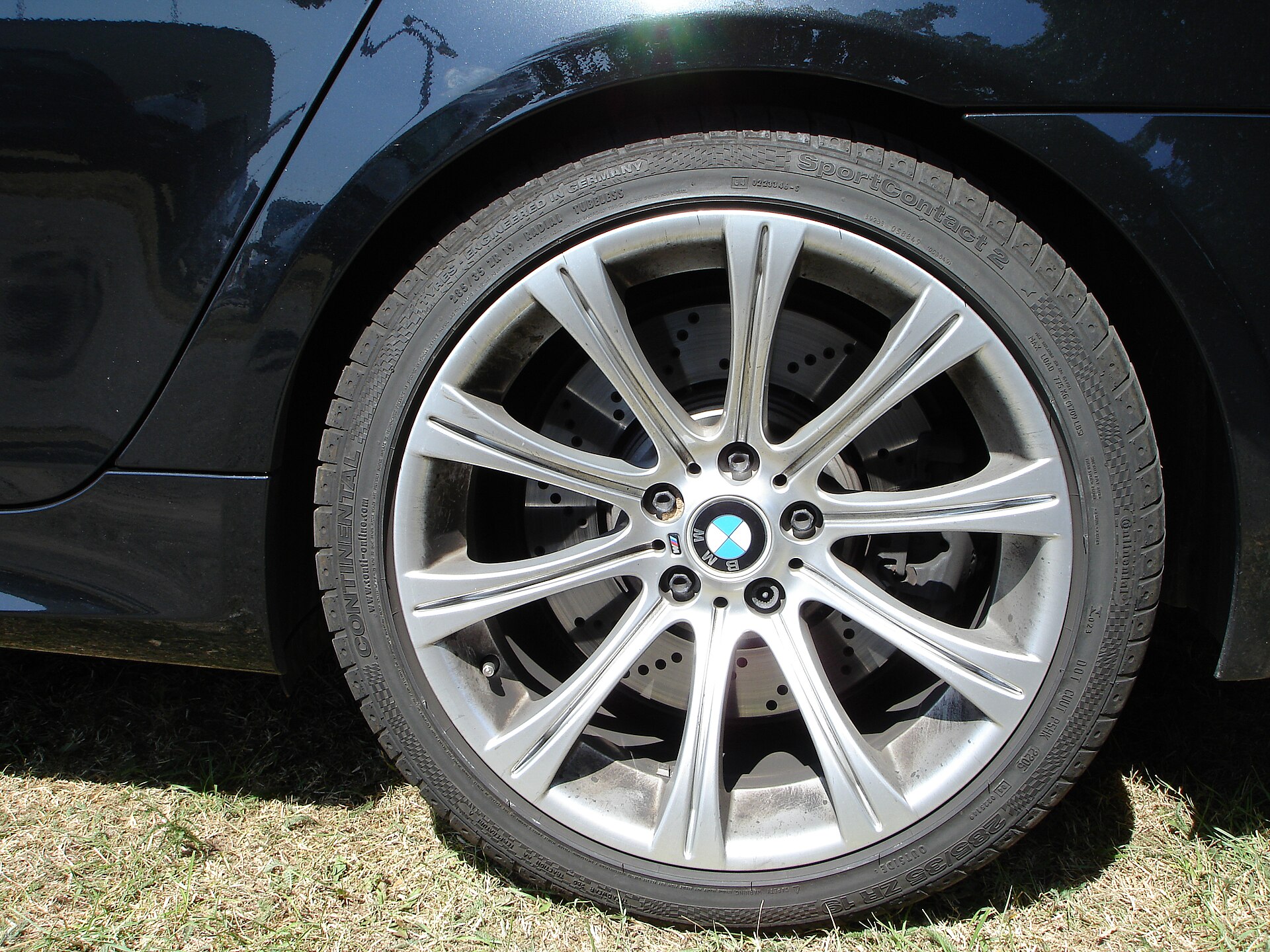 Jante et pneumatique d'une BMW Série 5 E60